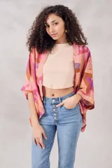 Kimono oversize de viscosa con estampado geométrico en tonos rosa, naranja y marrón.