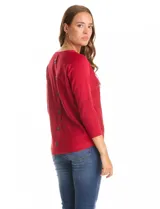 Buzo de tejido fino con cuello redondo, manga tres cuartos con puños acanalados y detalle de pespunte vertical en el frente. Presenta un diseño liso con aplique de botones en la espalda.