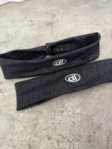 Vincha deportiva negra de lycra con logo blanco estampado.