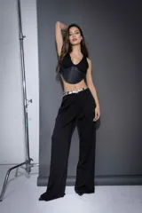 Top negro con breteles finos, corte irregular y abertura en la espalda.