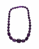 Collar de cuentas de resina en color violeta, con diseño degradé que aumenta de tamaño hacia el centro y cierre de rosca.