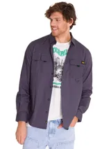 Camisa de manga larga Caterpillar color violeta, con tres bolsillos de carga en el pecho con cierre de solapa y botones frontales.