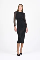 Vestido midi negro de fiesta, con mangas largas de tul y brillos.