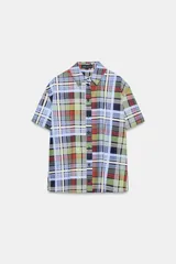 Camisa de manga corta de algodón, con cuello de solapa, cierre frontal de botones y bajo recto, con estampado de cuadros multicolores.