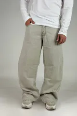 Pantalón jean color verde oliva claro, de corte amplio y estilo baggy.