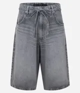 Bermuda de jean para hombre, modelo super baggy, con lavado dirty, bolsillos laterales y cinturón de lazo en la cintura.
