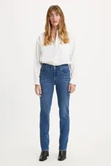 Jeans de tiro alto, ajustados en cadera y muslos, con pierna recta y cierre en la bragueta.