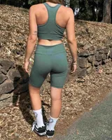 Calza biker de tiro alto, color verde jaspeado, confeccionada en algodón y lycra opaca. Presenta una faja doble tela sin elástico superior para mayor sujeción y comodidad.
