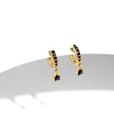Par de aros dorados tipo argolla con cristales negros y dije colgante de cristal negro en forma de lágrima.