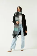 Saco largo de punto color negro, sin botones y con dos bolsillos pequeños al frente.