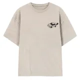 Remera de corte oversize color beige, con cuello redondo y estampa pequeña en el pecho que representa un auto estilo caricatura.