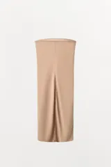 Vestido midi de escote recto y diseño strapless, con corte recto y abertura en la espalda.