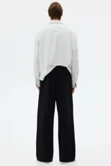 Pantalón de jogging de felpa de algodón pesado, con corte de pierna ancha y silueta relajada. Presenta cintura elástica con cordón ajustable, bolsillos laterales al bies y un bolsillo de parche en la parte trasera.