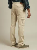 Pantalón cargo de gabardina color azul marino, con bolsillos laterales con fuelle y cierre de botón a presión.