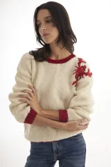 Sweater tejido a mano en Uruguay, de lana merino color crudo con cuello y detalle de langosta en rojo.