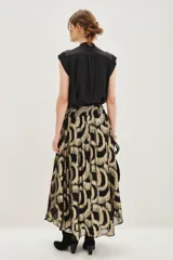 Falda midi con estampado geométrico en tonos negro y dorado metalizado. Presenta una cintura elástica fruncida y un corte fluido con caída suave.
