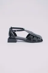 Sandalias de cuero estilo jaula en color rojo, con punta cuadrada, taco cuadrado bajo en color negro y cierre con hebilla ajustable en el tobillo.