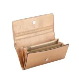 Billetera tipo sobre color rojo con textura granulada y cierre con broche imantado.