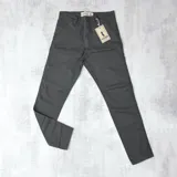 Pantalón de vestir gris oscuro de gabardina, corte slim fit.