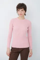 Buzo de tejido morley color marrón, con cuello redondo y mangas largas, de corte ajustado al cuerpo.