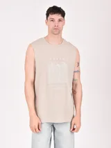 Musculosa blanca con estampado de palmeras rojas y texto "Closed for the weekend".