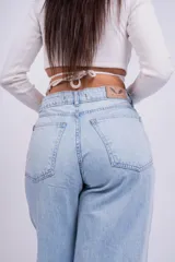 Pantalón de jean celeste claro, de corte wide leg y tiro alto.