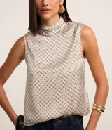 Blusa sin mangas de poliéster satinado color beige con estampado geométrico y cuello alto drapeado.