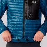 Campera azul con cierre frontal, cuello alto y bolsillo negro en el pecho con logo de la marca.