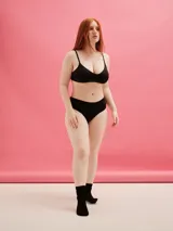 Soutien triángulo negro de lycra ECO con copa doble tela, relleno removible y breteles regulables.