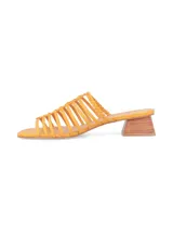 Sandalia de tacón cuadrado bajo con efecto madera, color amarillo mango, con tiras finas cruzadas y detalle trenzado en el empeine.