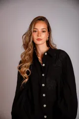 Camisa color beige de muselina con bordado en la parte delantera y mangas globo.