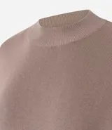 Blusa de punto de corte holgado, color negro, con cuello redondo elevado y mangas cortas amplias con sisa desplazada.