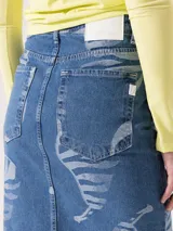 Pollera midi de denim azul con diseño jacquard de frutas. Tiene tajo frontal.