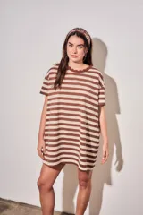 Vestido midi de manga corta con diseño a rayas horizontales en tonos marrones y beige, cuello redondo con detalle ondulado y corte recto.
