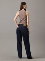 Musculosa marrón de punto de viscosa suave, corte slim, cuello redondo, ribetes de punto de canalé y logo bordado de Calvin Klein en el cuello.