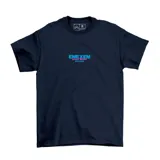 Remera blanca de algodón con estampa gráfica en la espalda que muestra un tiburón con lentes de sol mordiendo un barril de cerveza, acompañado por el logo de la marca y el texto 'Established 2009'.