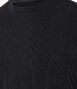 Remera color arena de corte regular, cuello redondo y manga corta. Tejido con textura vertical.