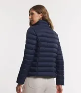 Campera puffer de poliamida color verde oliva, con cuello alto, cierre frontal y diseño acolchado horizontal.