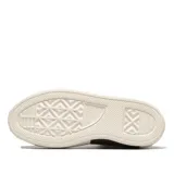 Championes Converse de caña alta color borgoña, con cordones blancos y suela de plataforma blanca con detalle negro.