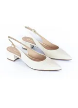 Zapato de mujer color blanco roto, con punta fina, talón descubierto y tira ajustable con hebilla dorada. Tiene un taco bajo de 4 cm.