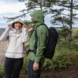 Mochila Columbia Triple Canyon color negro, diseñada para senderismo, con capacidad de 24 litros, panel trasero de malla transpirable, tirantes acolchados, cinturón ajustable, funda impermeable y compartimento compatible con hidratación.