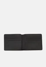 Billetera Carhartt WIP Vegas Billfold de color negro, con diseño plegable y el logotipo de la marca impreso en la parte inferior frontal en color plateado.
