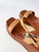 Sandalias de cuero color marrón con plataforma y pulsera al tobillo.