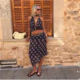 Conjunto de top y falda con estampado de lunares.