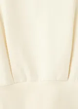 Buzo de algodón color marfil, con cuello redondo y mangas largas.