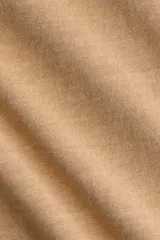 Remera de manga larga en punto suave de algodón, con diseño de hombros caídos y cuello redondo con ribete acanalado.