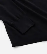 Cardigan de punto color beige, con cuello redondo, cierre frontal abotonado y puños y ruedo acanalados.