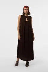 Vestido midi sin mangas de color marrón, confeccionado con textura arrugada, escote redondo, silueta relajada y caída liviana, con un lazo fino ajustable en la cintura.