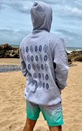 Hoodie de algodón con capucha y estampado de hojas en la espalda. Diseño de calce estándar.