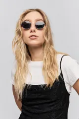 Vestido corto de encaje negro con breteles finos y corte ajustado al cuerpo.